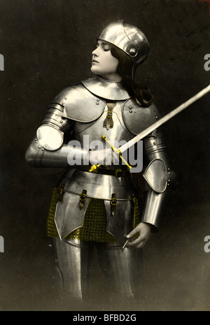 Belle femme chevalier en armure Banque D'Images