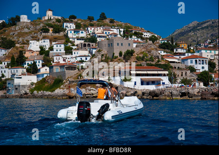 Bateau gonflable en face de maisons sur le littoral de l'île d'Hydra, Grèce Banque D'Images