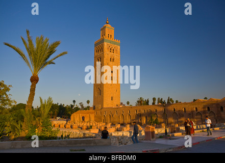 Marrakech, Maroc - les gens à pied par Koutoubia, et son minaret mauresque, construit au 12ème siècle. Banque D'Images