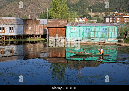 Une femme shikara (bateau traditionnel). Dal Lake. Srinagar. Le cachemire. L'Inde Banque D'Images