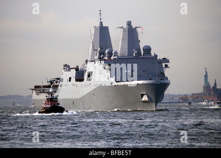 Le transport amphibie dock, l'USS New York LPD-21 remonte la rivière Hudson sur son arrivée à New York Banque D'Images