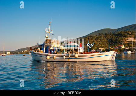 Bateau de pêche en face de l'île de Poros, Grèce Banque D'Images