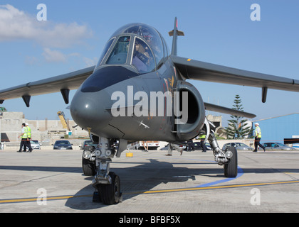 French Air Force Alpha jet avion d'entraînement militaire stationné sur l'aire de l'aéroport Banque D'Images