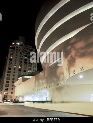 Lumières de rue d'ombres d'arbres sur le musée Guggenheim (conçu par Frank Lloyd Wright), la ville de New York. Photo de nuit. Banque D'Images