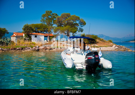 L'ancrage de bateaux gonflables à l'avant de l'île près de Poros, Grèce Banque D'Images