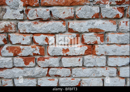 Gros plan de vieux mur de briques rouges avec des briques endommagées, textures urbaines Banque D'Images