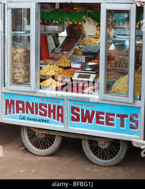 Panier de bonbons et collations de vente sur une rue. L'Andhra Pradesh, Inde Banque D'Images