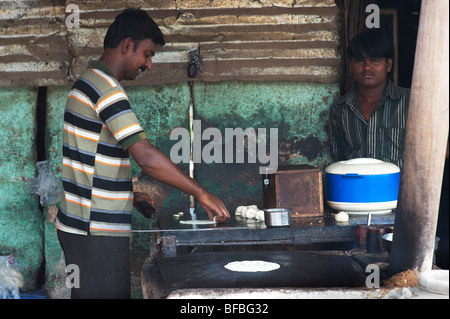 Indian man making chapati's par la route. L'Andhra Pradesh, Inde Banque D'Images