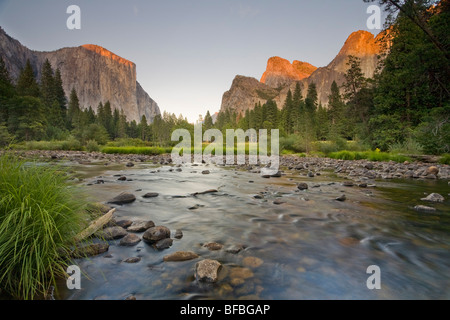 Dernière lumière sur El Capitan, Yosemite National Park Vue sur la vallée en été avec ruisseau et rochers Banque D'Images