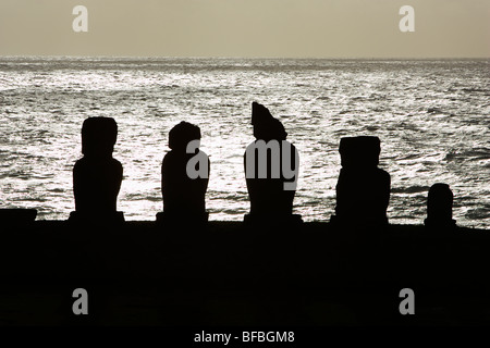 À Moais Ahu Vai Uri à l'restauré site archéologique de l'ahu Tahai, Hanga Roa, l'île de Pâques (Rapa nui) Pascua ou Chili Banque D'Images