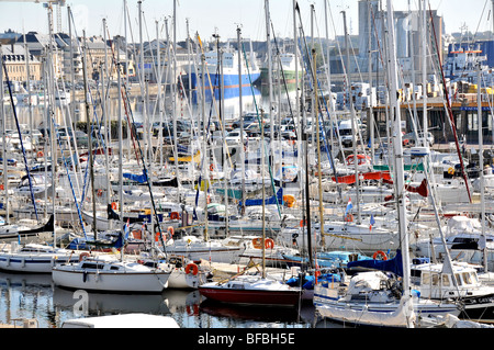 Voiliers dans le port de Saint Malo, Bretagne, France Banque D'Images