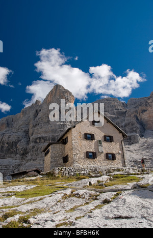 Rifugio Tuckett et Sella dans la chaîne de montagnes des Dolomites de Brenta de l'Italie du Nord. Banque D'Images