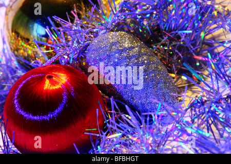 Décoration de Noël Boules rouge et or sur fond de pluie Banque D'Images