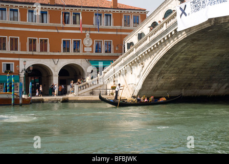 Vue sur le Grand Canal à Venise en Italie. Gondola passe sous le pont du Rialto Banque D'Images