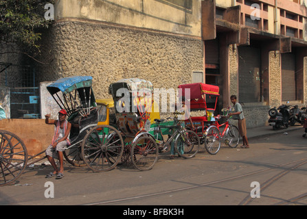 Les conducteurs de pousse-pousse qui exerce pour le commerce, Kolkata Banque D'Images