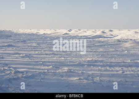 Les buttes de glace sur le lac Baïkal la surface recouverte de neige Banque D'Images