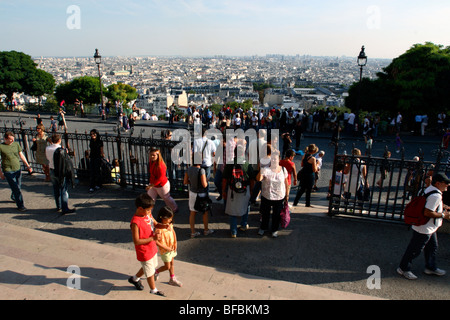 Les visiteurs sur les marches de la Basilique du Sacré-Cœur, Montmartre, Paris, France Banque D'Images