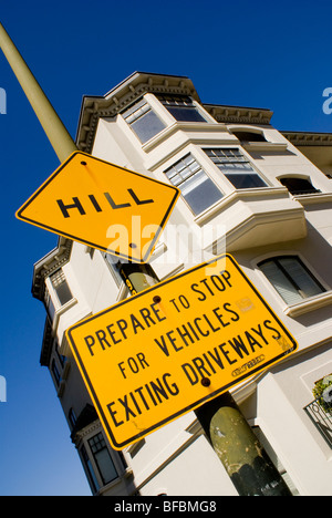 Signes en haut d'une route escarpée, San Francisco, Californie, USA. Banque D'Images