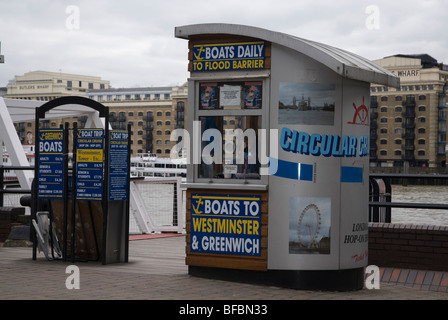 Le kiosque de billets la vente des billets pour les croisières de fleuve à Tower Bridge London E1 UK Banque D'Images