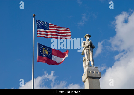 Soldat confédéré monument avec drapeau d'état de Géorgie, Moultrie, Georgia, USA Banque D'Images