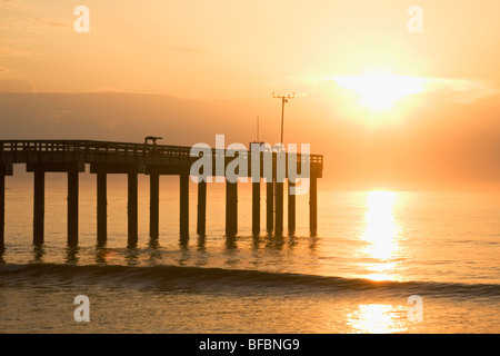 Le lever du soleil sur le quai de pêche à Saint Augustine beach. Banque D'Images