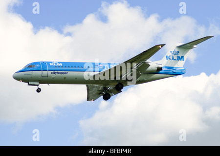 Fokker 70 exploité par KLM Cityhopper en approche pour l'atterrissage à l'aéroport d'Heathrow Banque D'Images