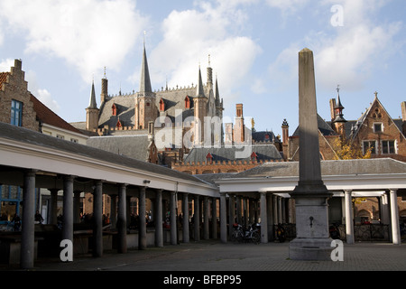 Le Doric colonnades du vismarkt, le marché aux poissons à Bruges Belgique Banque D'Images