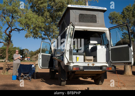 Femme à côté de son camping-van à Curtin Springs, le Centre de l'Australie Banque D'Images