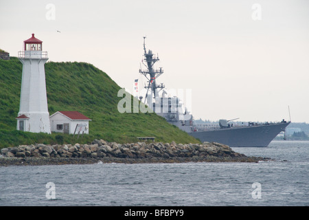 Un destroyer de la Marine américaine émerge de derrière George's Island dans le port de Halifax. Banque D'Images