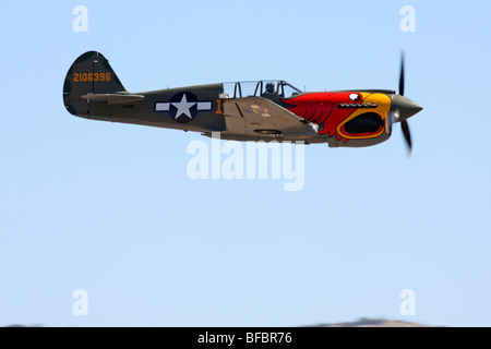 P-40N Warhawk en vol pendant l'argent illimité 2009 Classe finale au Championnat National Air Races. Banque D'Images