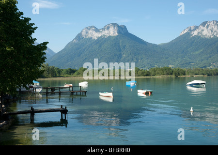 Voir des bateaux sur le lac d'Annecy, France Banque D'Images