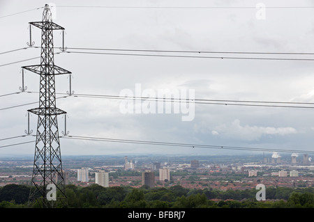 L'électricité à haute tension les câbles à proximité de la ville de Middlesbrough, Royaume-Uni. Banque D'Images
