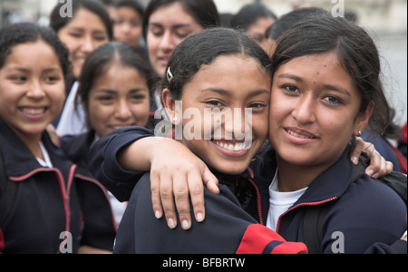 Lima, Pérou, groupe de jeunes filles de l'école de visiter Lima et posing Banque D'Images