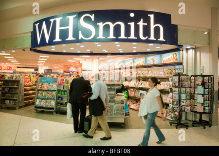 WH Smiths dans Departure lounge, un terminal, l'aéroport de Heathrow, Londres UK Banque D'Images