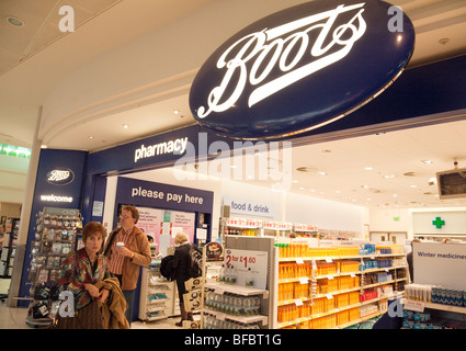 Boots the Chemist en magasin ; départs Terminal 1, Heathrow Airport, London UK Banque D'Images