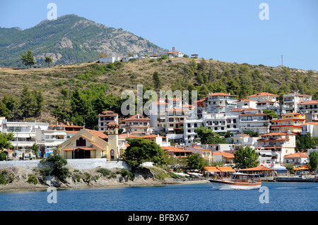 Greek port de pêche et station de villégiature Neos Marmaros dans la région nord de la Grèce Sithonia Banque D'Images