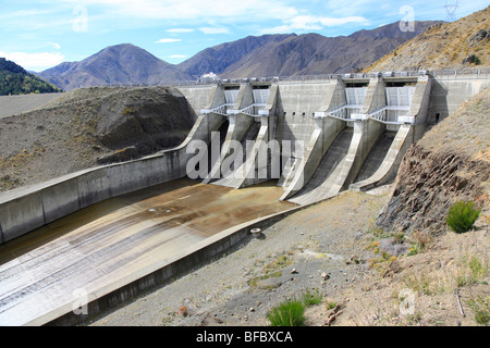 Déversoir du barrage hydro-électrique de Benmore, NZ Banque D'Images