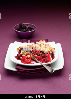 Crumble aux pommes et Blackberry Banque D'Images