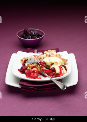 Crumble aux pommes et Blackberry Banque D'Images