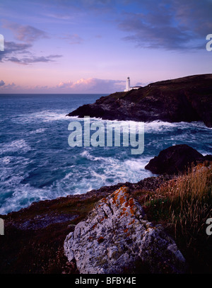 Stencking Cove et le phare de Trevose Head au crépuscule vu de Dinas Head sur la côte nord de Cornwall près de Padstow, Cornwall, Angleterre. Banque D'Images