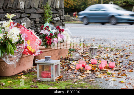 Fleurs Memorial laissés sur le site d'un accident de la route près de Ambleside, Cumbria, Royaume-Uni Banque D'Images