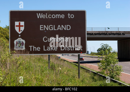 Voitures autoroute  Bienvenue en Angleterre, signe frontière Cumbria Lake District Banque D'Images