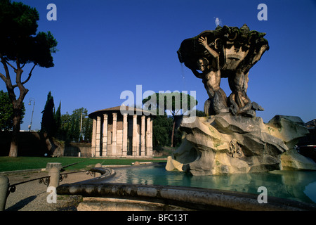 Italie, Rome, Forum Boarium, fontaine des Tritons et temple d'Hercule Victor (aussi appelé temple de Vesta) Banque D'Images
