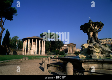 Italie, Rome, Forum Boarium, fontaine des Tritons et temple d'Hercule Victor (aussi appelé temple de Vesta) Banque D'Images