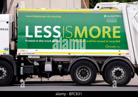 Véhicule de déchets avec slogan disant moins est plus imprimé sur le côté dans un effort pour obtenir les gens à recycler, Islington Londres Angleterre Royaume-Uni Banque D'Images