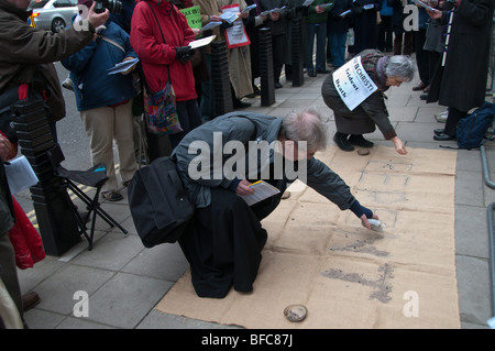 Pax Christi & Christian CND Mercredi des Cendres Liturgie de la repentance et la résistance au ministère de la défense contre les armes nucléaires Banque D'Images