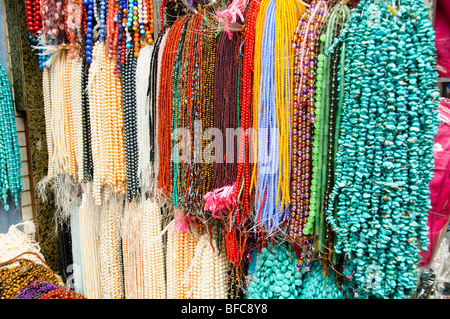 Perles, pierres précieuses colorées, perles et pierres à vendre à Chinatown, Bangkok, Thaïlande Banque D'Images