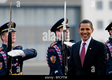 Le président américain Barack Obama lors de la cérémonie d'accueil à l'aéroport de Prague à Prague, le 4 avril 2009. Banque D'Images