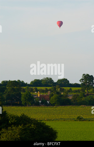 Virgin montgolfière sur la campagne du Bedfordshire Banque D'Images