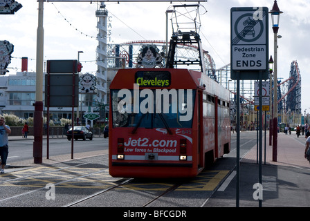 Le tram s'exécutant sur le Golden Mile avec Blackpool Pleasure Beach à l'arrière-plan. Banque D'Images